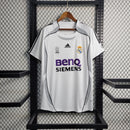 camisa-masculina-real-madrid-madri-home-titular-1-2006-07-adidas-retro-branca-branco-roxa-roxo-cinza-ronaldo-cr7--benq-siemens
