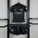 Conjunto Kit Infantil Manchester City Away 2025/26 - Puma Torcedor - Preta/Prata