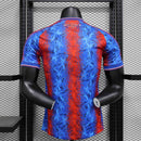 Camisa Crystal Palace Home 2024/25 - Jogador Masculina - Azul/Vermelha
