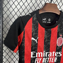 Conjunto Kit Infantil AC Milan Home 2025/26 - Puma Torcedor - Preta/Vermelha