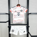 Conjunto Kit Infantil Bayern de Munique Away 2025/26 - Adidas Torcedor - Branca/Vermelha