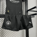 Conjunto Kit Infantil Manchester City Away 2025/26 - Puma Torcedor - Preta/Prata