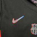 Conjunto Kit Infantil Barcelona Away Edição Travis Scott 2024/25 - Nike Torcedor - Preta/Vermelha