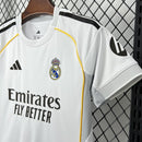 Conjunto Kit Infantil Real Madrid Home 2025/26 - Adidas Torcedor - Branca/Cinza