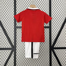 Conjunto Kit Infantil Manchester United Home 1999/00 - Umbro Retrô - Vermelha/Branca