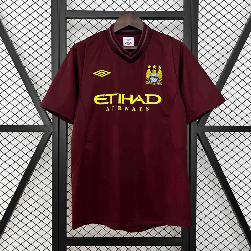 Camisa Manchester City Away 2012/13 - Umbro Retrô Masculina - Vinho/Dourada