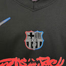 Conjunto Kit Infantil Barcelona Away Edição Travis Scott 2024/25 - Nike Torcedor - Preta/Vermelha