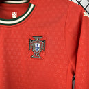 Conjunto Kit Infantil Manga Longa Seleção Portugal Home 2025/26 - Puma Torcedor - Vermelha/Verde