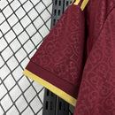 Camisa Seleção Espanha Edição Especial 2026/27 - Adidas Torcedor Masculina - Bordo/Dourado