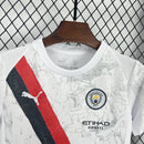 Conjunto Kit Infantil Manchester City Away 2025/26 - Puma Torcedor - Branca/Vermelha