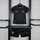 Conjunto Kit Infantil Seleção Portugal Edição Pantera Negra 2026/27 - Puma Torcedor - Preta/Dourada