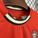 Conjunto Kit Infantil Seleção Portugal Home 2025/26 - Puma Torcedor - Vermelha/Verde