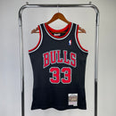 Camisa Regata NBA Chicago Bulls Pippen N°33 - Preta/Vermelha