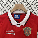 Conjunto Kit Infantil Manchester United Home 1999/00 - Umbro Retrô - Vermelha/Branca