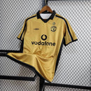 Camisa Pronta Entrega Manchester United Dupla Face 2001/02 - Umbro Retrô Masculina - Edição Especial 100 anos - Dourada/Branca