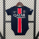body-infantil-kids-psg-paris-saint-germain-nike-home-titular-1-2024-25-torcedor-branco-branca-azul-vermelha-vermelho-dembele-qatar-airways