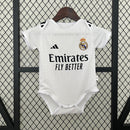 body-infantil-kids-real-madrid-adidas-madri-home-titular-1-2024-25-torcedor-branco-branca-preto-preta-vini-jr-mbappe-emirates-fly-better