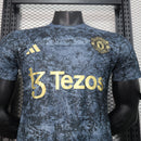 Camisa Manchester United Edição Especial 2024/25 - Adidas Jogador Masculina - Cinza/Dourada