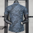 Camisa Manchester United Edição Especial 2024/25 - Adidas Jogador Masculina - Cinza/Dourada