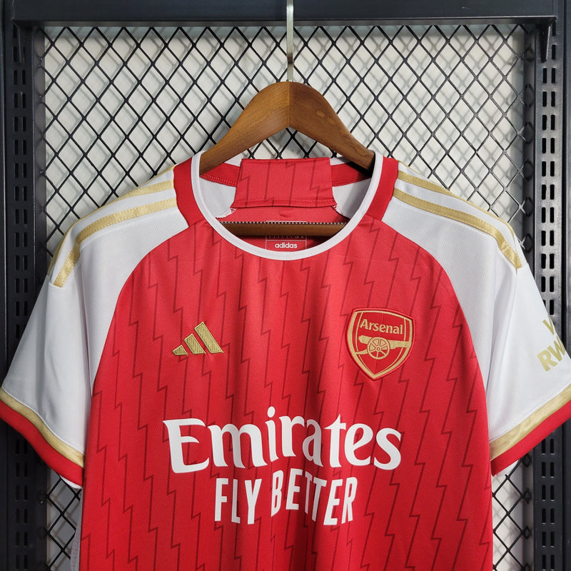 camisa-arsenal-home-titular-1-2023-24-adidas-torcedor-masculina-vermelha-vermelho-branco-branca-dourada-dourado-emirates-fly-better-dorado-dorada