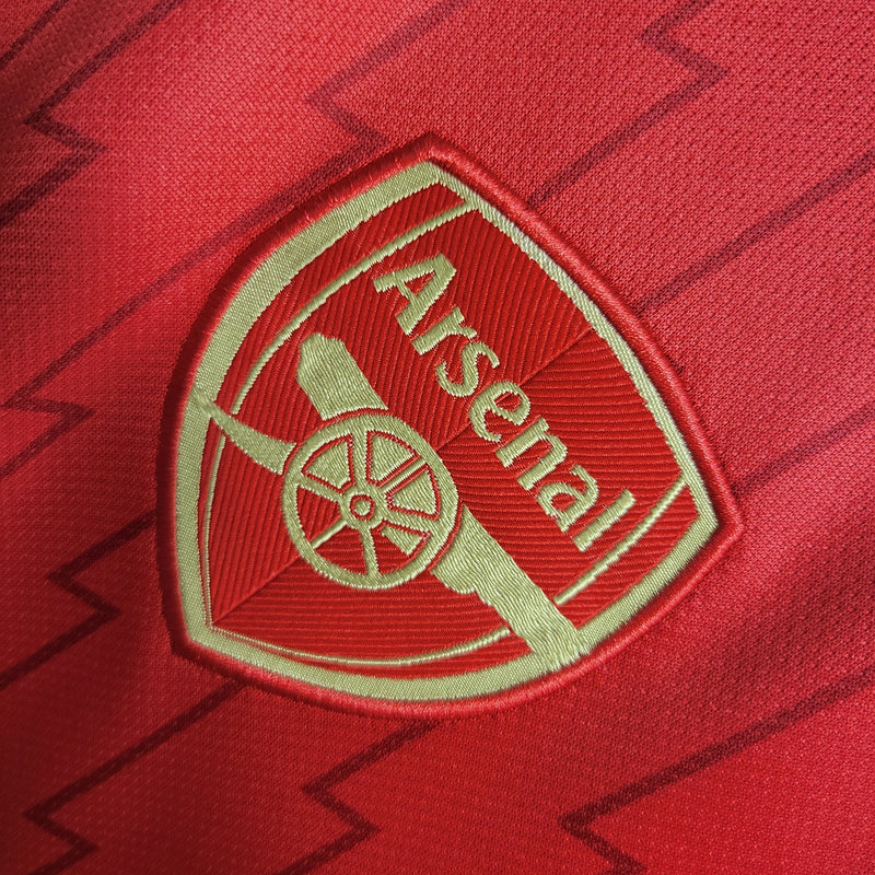 camisa-arsenal-home-titular-1-2023-24-adidas-torcedor-masculina-vermelha-vermelho-branco-branca-dourada-dourado-emirates-fly-better-dorado-dorada