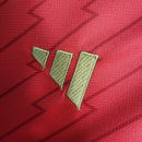 camisa-arsenal-home-titular-1-2023-24-adidas-torcedor-masculina-vermelha-vermelho-branco-branca-dourada-dourado-emirates-fly-better-dorado-dorada