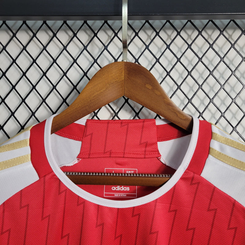 camisa-arsenal-home-titular-1-2023-24-adidas-torcedor-masculina-vermelha-vermelho-branco-branca-dourada-dourado-emirates-fly-better-dorado-dorada