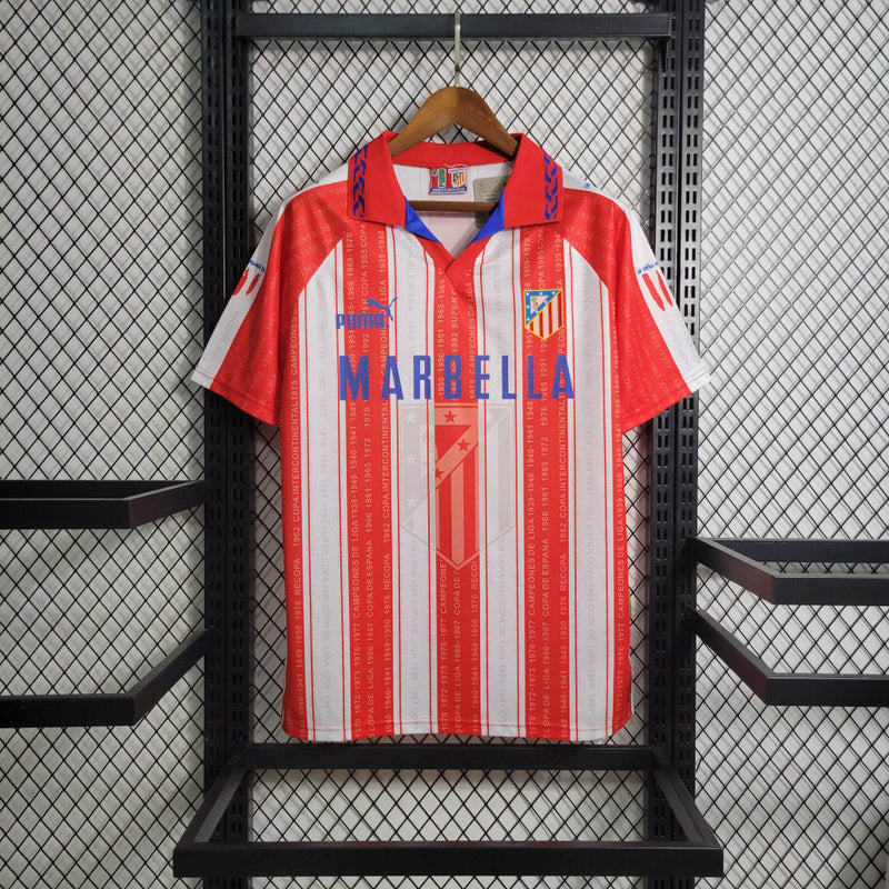 camisa-atletico-de-madrid-home-titular-1-1995-96-puma-retro-masculina-masculino-branca-branco-vermelha-vermelho-azul-marbella-simeone