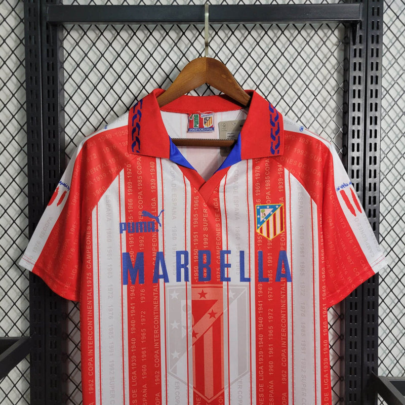 camisa-atletico-de-madrid-home-titular-1-1995-96-puma-retro-masculina-masculino-branca-branco-vermelha-vermelho-azul-marbella-simeone