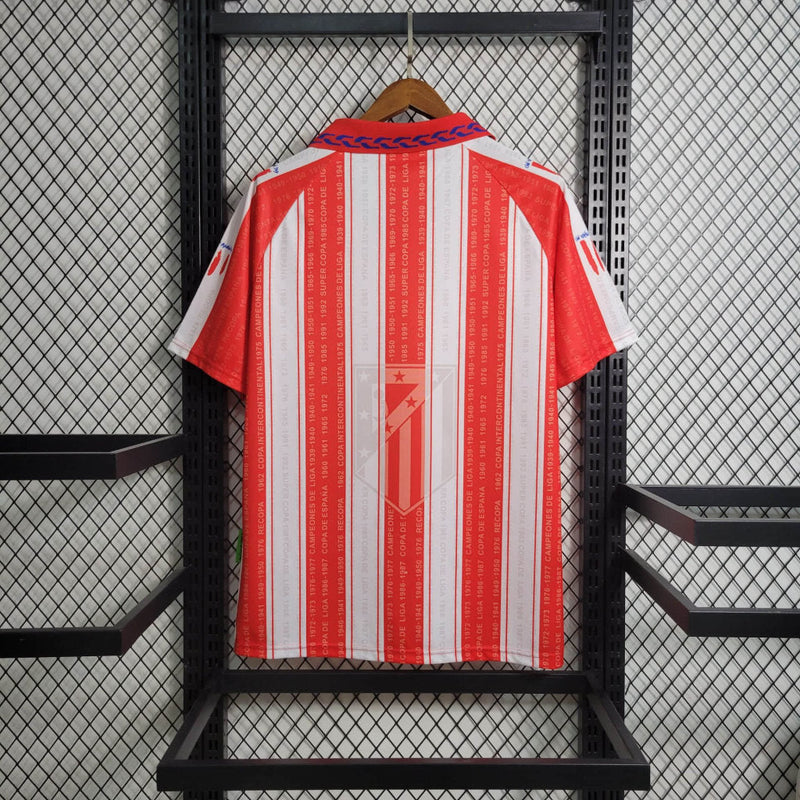 camisa-atletico-de-madrid-home-titular-1-1995-96-puma-retro-masculina-masculino-branca-branco-vermelha-vermelho-azul-marbella-simeone
