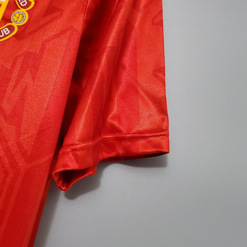 camisa-gola-polo-manchester-united-diabos-vermelhos-home-titular-1-1992-93-1993-94-umbro-retro-masculina-masculino-sharp-vermelha-vermelho-branca-branco-hughes-giggs-david-beckham-cantona