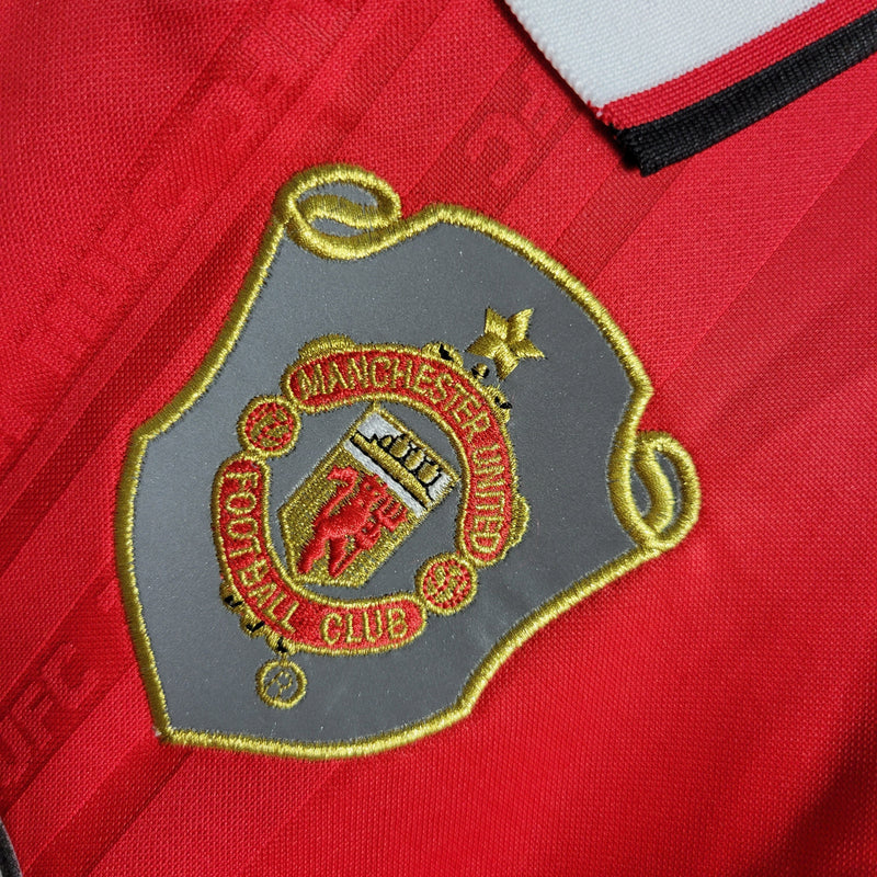 camisa-gola-polo-manchester-united-diabos-vermelhos-home-titular-1-1999-00-umbro-retro-masculina-masculino-sharp-final-champions-league-1999-camp-nou-vermelha-vermelho-branca-branco-giggs-david-beckham
