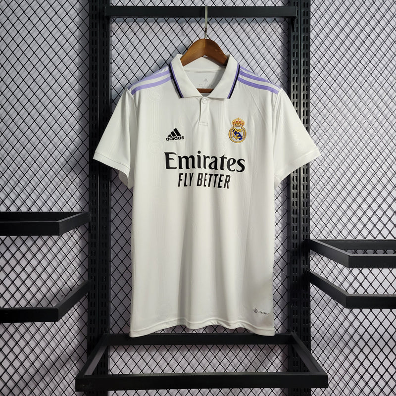 camisa-real-madrid-madri-home-titular-1-2022-23-adidas-emirates-fly-better-torcedor-masculina-branca-branco-lilas-cr7-vini-jr-kroos