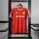 camisa-manchester-united-diabos-vermelhos-home-titular-1-1984-85-adidas-retro-masculina-masculino-sharp-vermelha-vermelho-branca-branco-hughes