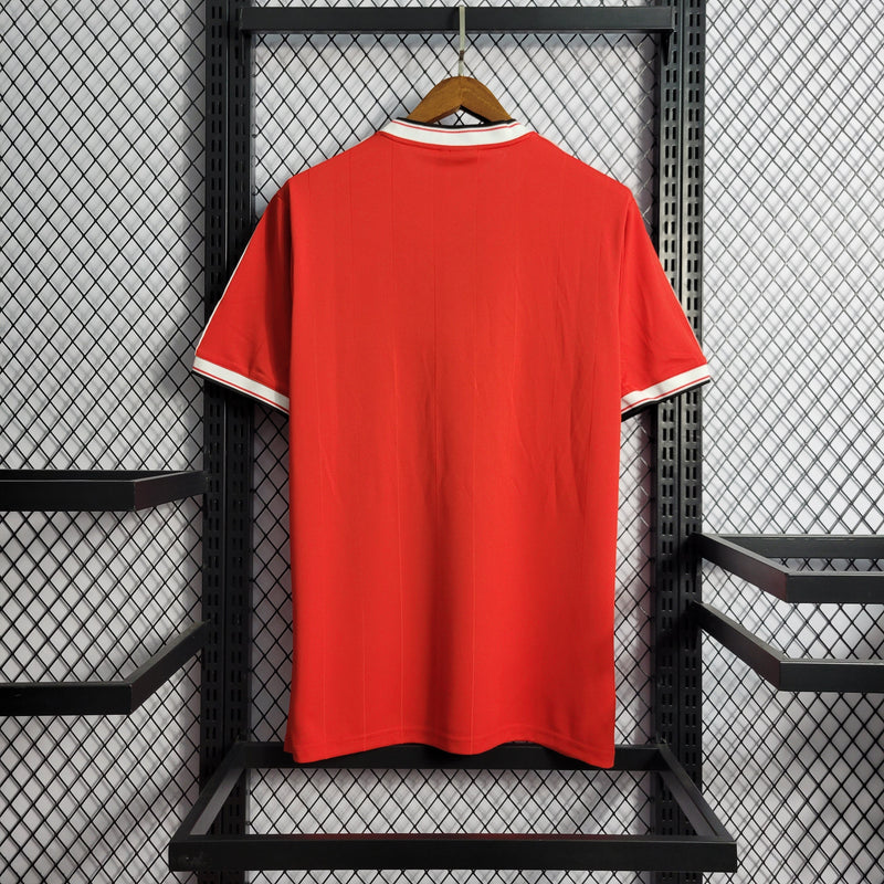 camisa-manchester-united-diabos-vermelhos-home-titular-1-1984-85-adidas-retro-masculina-masculino-sharp-vermelha-vermelho-branca-branco-hughes