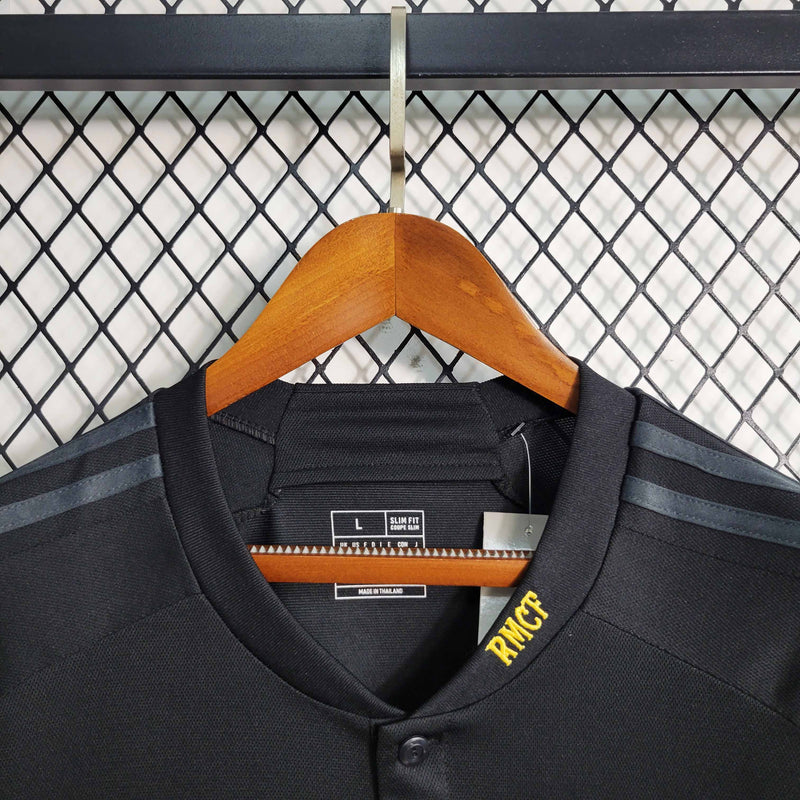 camisa-manga-longa-comprida-third-3-terceira-madrid-2023-24-adidas-emirates-fly-better-torcedor-masculina-masculino-preto-preta-dourado-dourada-dorado-dorada-vini-jr-mbappe-rodrygo-modric-bellingham-endrick-valverde-carvajal-lucas-vasquez