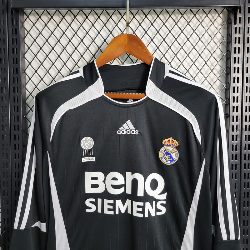 camisa-manga-longa-real-madrid-madri-home-titular-1-2006-07-adidas-retro-masculina-benq-siemens-branca-branco-cinza-preto-preta-cr7-ronaldo-beckham-robinho-roberto-carlos-raul