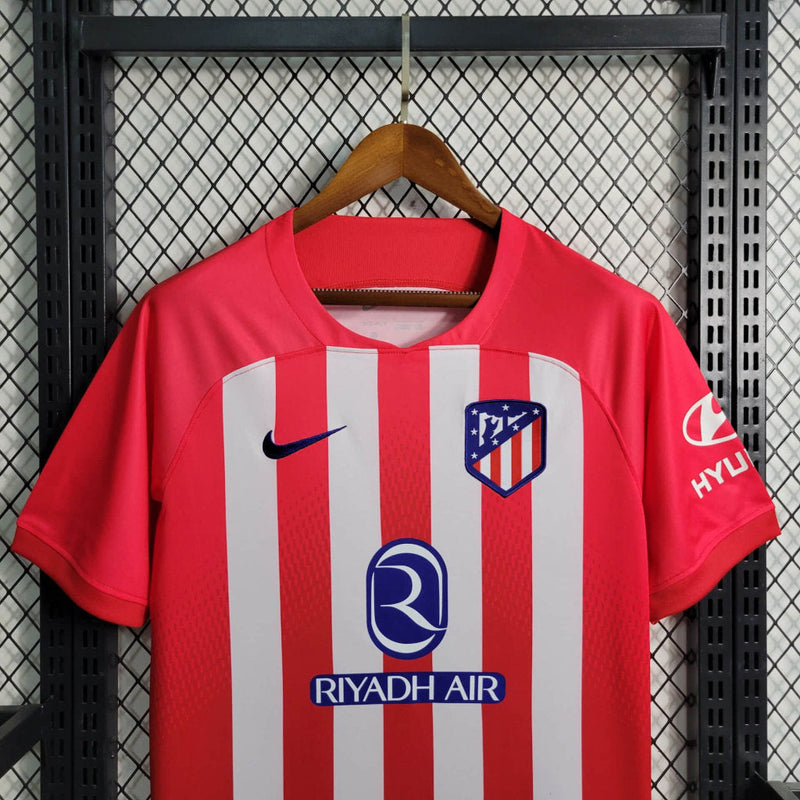 camisa-masculina-atletico-madrid-madri-2023-24-nike-home-titular-1-torcedor-branco-branca-vermelha-vermelho-riyadh-air-grizmann
