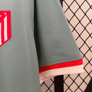 camisa-masculina-atletico-madrid-madri-2024-25-nike-away-reserva-2-torcedor-cinza-vermelha-vermelho-riyadh-air-grizmann
