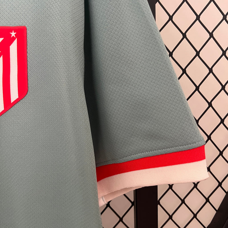 camisa-masculina-atletico-madrid-madri-2024-25-nike-away-reserva-2-torcedor-cinza-vermelha-vermelho-riyadh-air-grizmann
