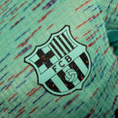 camisa-masculina-barcelona-barca-third-terceira-3-2023-24-nike-jogador-azul-vermelha-vermelho-verde-preto-preta-fcb-spotify-messi-neymar
