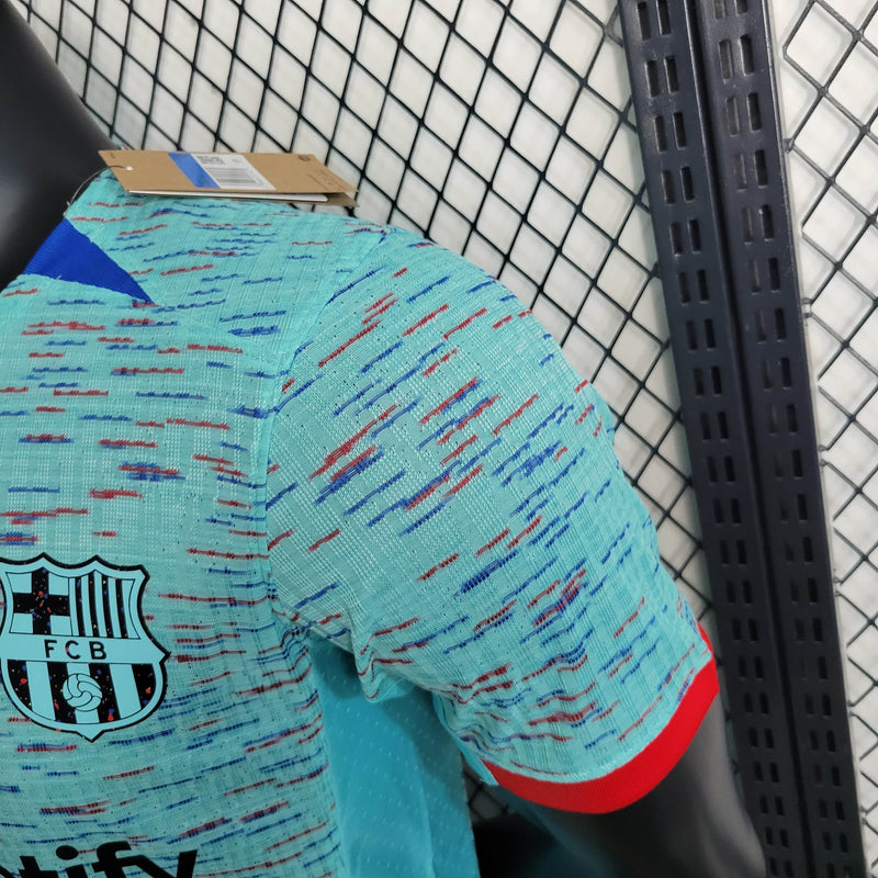 camisa-masculina-barcelona-barca-third-terceira-3-2023-24-nike-jogador-azul-vermelha-vermelho-verde-preto-preta-fcb-spotify-messi-neymar
