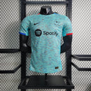 camisa-masculina-barcelona-barca-third-terceira-3-2023-24-nike-jogador-azul-vermelha-vermelho-verde-preto-preta-fcb-spotify-messi-neymar
