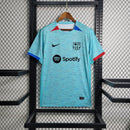 camisa-masculina-barcelona-barca-third-terceira-3-2023-24-nike-torcedor-azul-vermelha-vermelho-verde-preto-preta-fcb-spotify-messi-neymar
