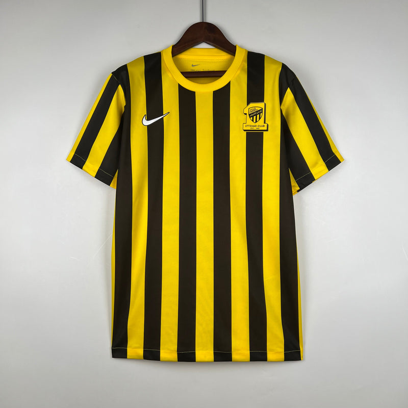camisa-masculina-nike-al-Ittihad-home-titular-1-2023-24-torcedor-amarelo-amarela-preto-preta-arabia-saudita-benzema
