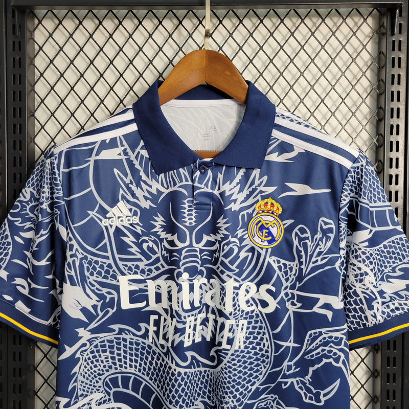 camisa-masculina-real-madrid-madri-2023-24-torcedor-azul-branco-branca-ronaldo-cr7-kroos-vini-jr-fly-emirates-dragao