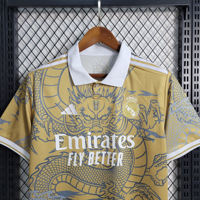 camisa-masculina-real-madrid-madri-2023-24-torcedor-caramelo-branco-branca-ronaldo-cr7-kroos-vini-jr-fly-emirates-dragao