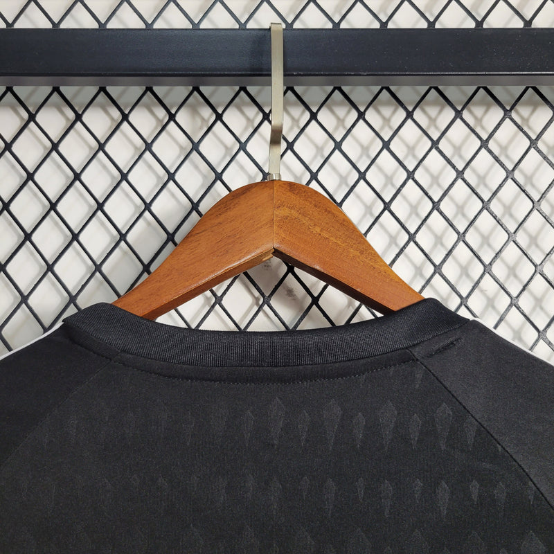 camisa-masculina-real-madrid-madri-goleiro-2023-24-adidas-torcedor-branco-branca-preta-preto-ronaldo-courtois-cr7-emirates-fly-better
