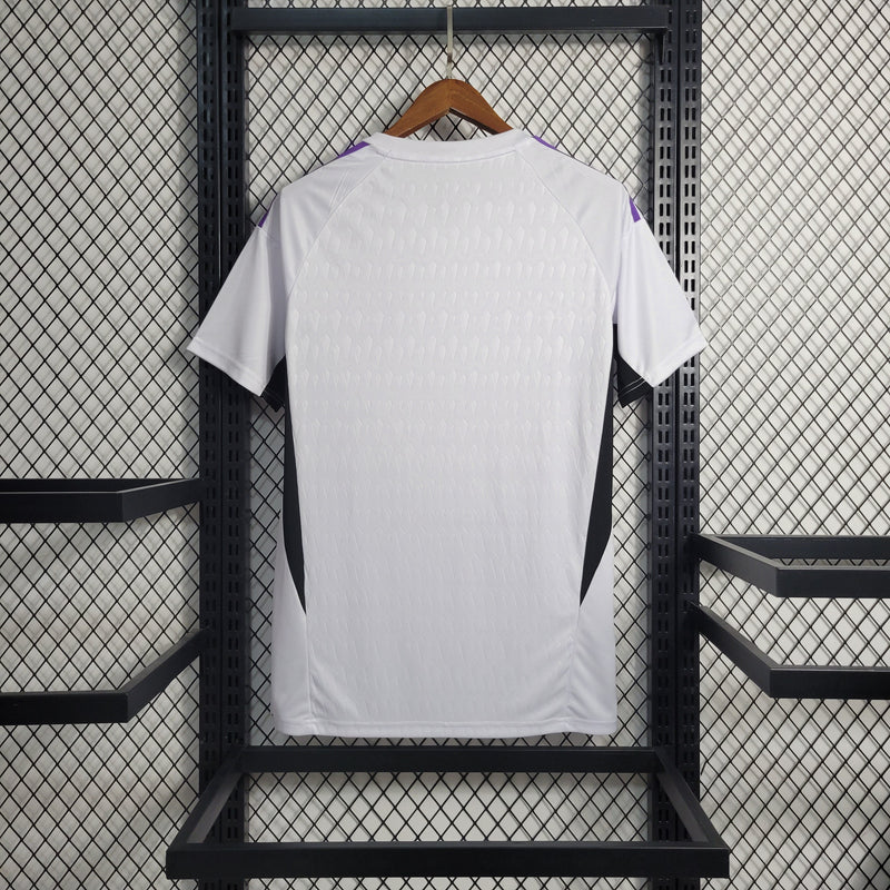 camisa-masculina-real-madrid-madri-goleiro-2023-24-adidas-torcedor-branco-branca-roxo-roxa-ronaldo-courtois-cr7-emirates-fly-better
