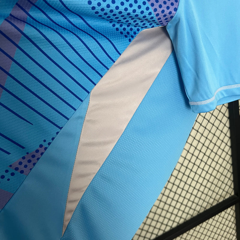 camisa-masculina-real-madrid-madri-goleiro-2024-25-adidas-torcedor-azul-ronaldo-courtois-cr7-emirates-fly-better
